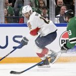 Barkov consigue cuatro puntos en su ciudad natal, Panthers vencen a Stars en Finlandia