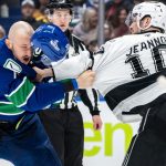 Desharnais de Canucks venga a Boeser luchando contra Jeannot de Kings