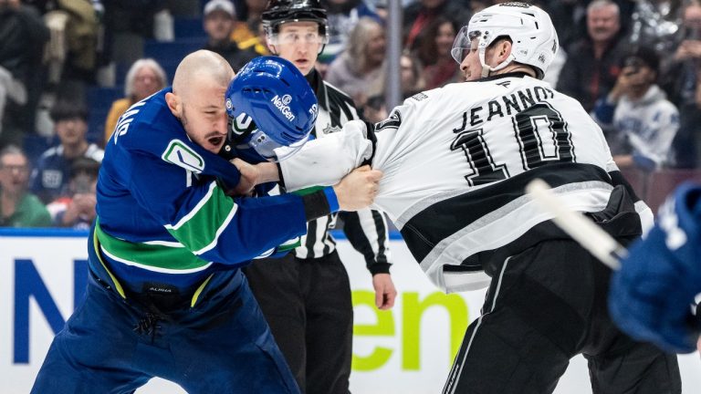 Desharnais de Canucks venga a Boeser luchando contra Jeannot de Kings