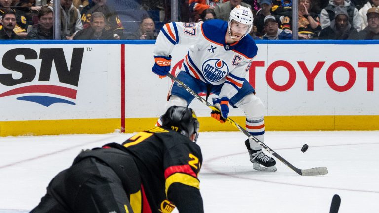 Audiencia para McDavid por golpe a Garland de Canucks