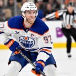 McDavid (Oilers) suspendido 3 partidos por golpear a Garland (Canucks)