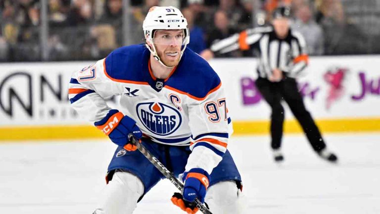 McDavid (Oilers) suspendido 3 partidos por golpear a Garland (Canucks)