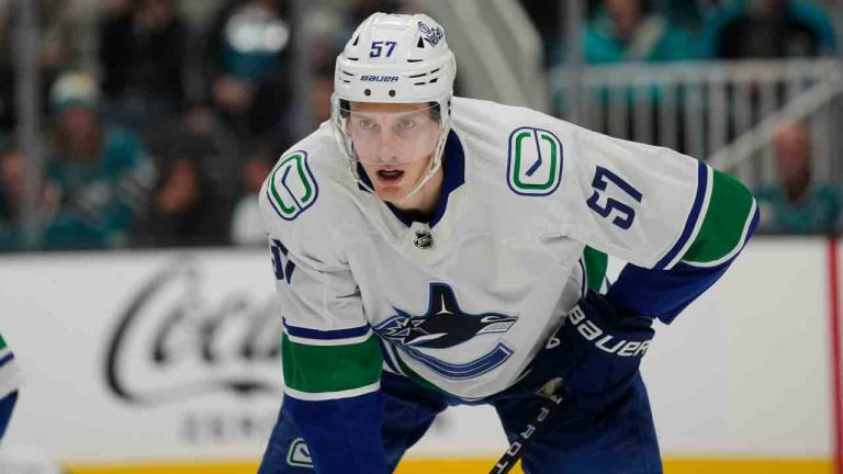 Myers de Canucks suspendido por 3 partidos por golpear a Bouchard