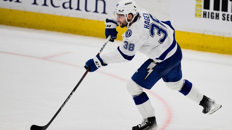 Hagel de Lightning sale tras golpe alto de Ekblad de Panthers