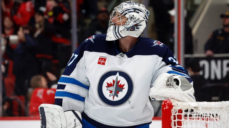 Problemas en playoffs continúan para Connor Hellebuyck de Jets