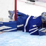 Stolarz de Maple Leafs se lesiona en el Juego 1