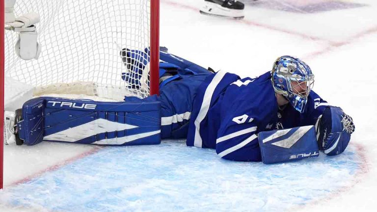 Stolarz de Maple Leafs se lesiona en el Juego 1