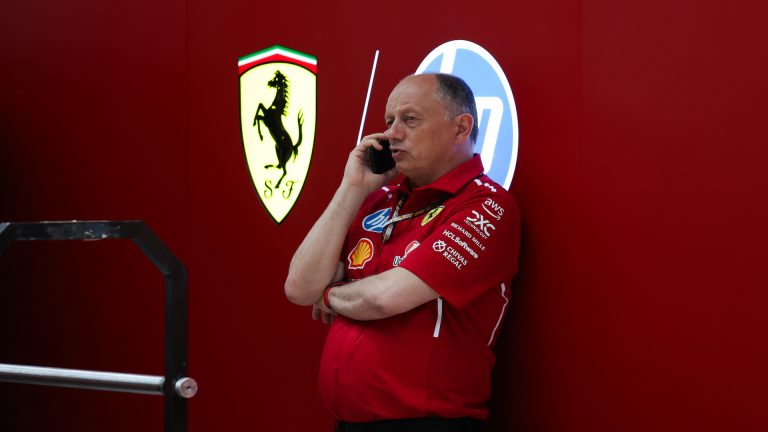 Otro clásico colapso de radio Ferrari | Defector