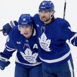 Marner anota, Woll destaca, Leafs vencen a Panthers para liderar serie 2-0