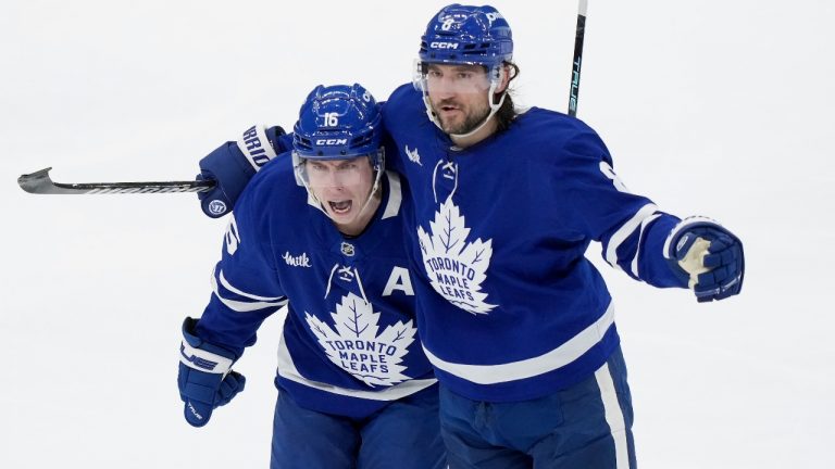 Marner anota, Woll destaca, Leafs vencen a Panthers para liderar serie 2-0