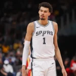 Spurs apuntan a revelación de 76ers, ex compañero de Wembanyama