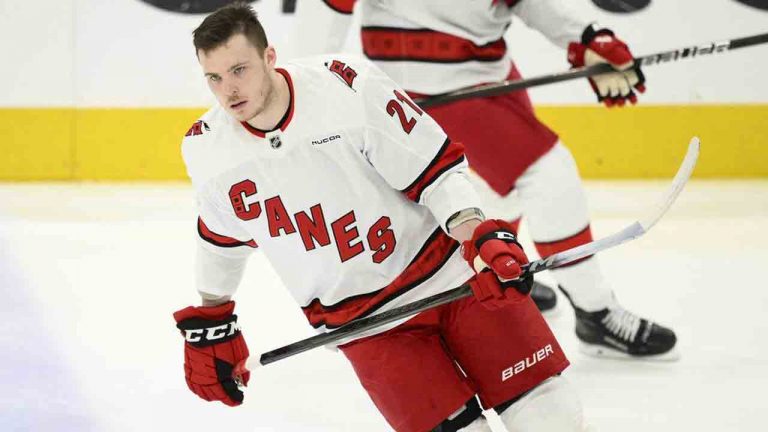 Nikishin, defensa de Hurricanes, debutará en el Juego 5 vs. Capitals