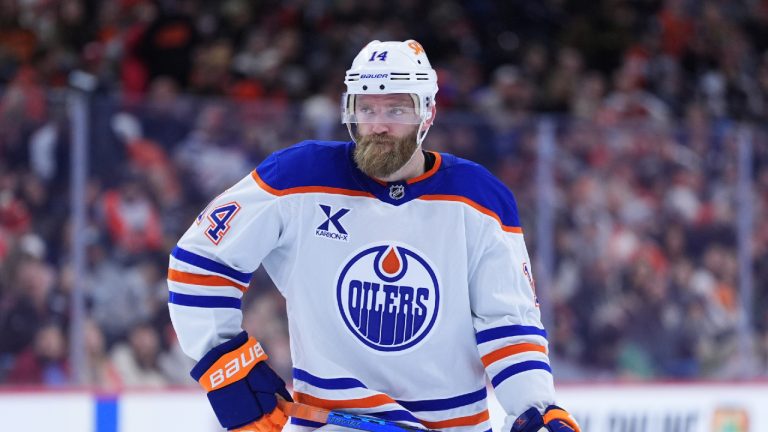 Ekholm de Oilers participa en primer entrenamiento tras lesión