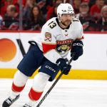 Sam Reinhart de Panthers sale del Juego 2 por lesión corporal baja