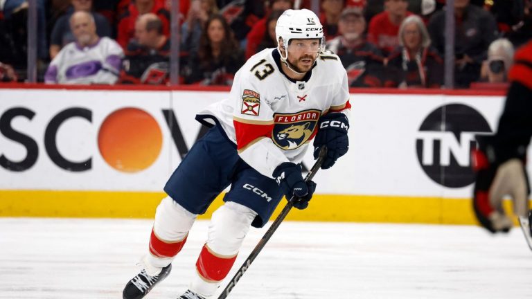 Sam Reinhart de Panthers sale del Juego 2 por lesión corporal baja