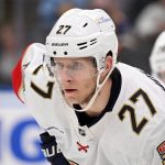 Luostarinen de Panthers se lesiona en el Juego 5 vs. Hurricanes