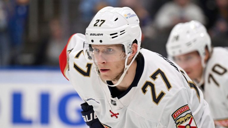 Luostarinen de Panthers se lesiona en el Juego 5 vs. Hurricanes