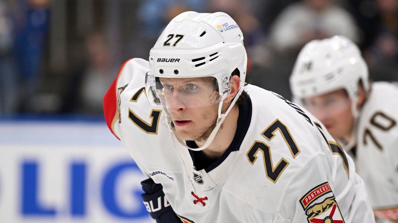 Luostarinen de Panthers se lesiona en el Juego 5 vs. Hurricanes