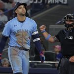 Springer de Blue Jays pillado saltando en tercera base, fin de la racha