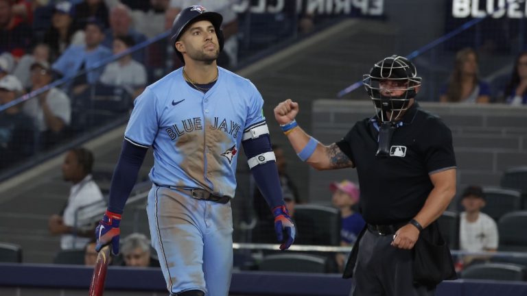 Springer de Blue Jays pillado saltando en tercera base, fin de la racha