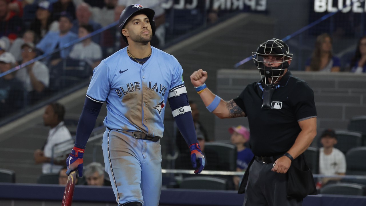 Springer de Blue Jays pillado saltando en tercera base, fin de la racha