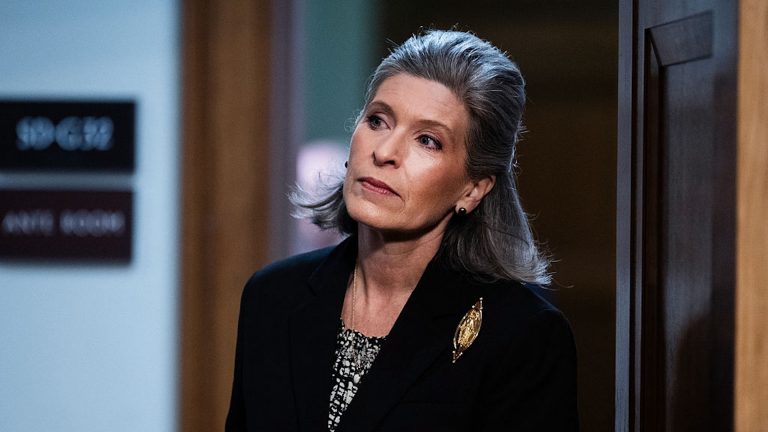 Joni Ernst es una mierda | Defector