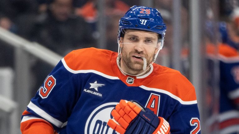En Vivo: Jugadores y entrenadores hablan tras victoria de Oilers en Juego 1