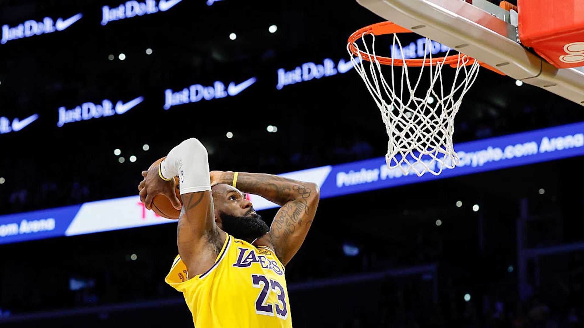 Podcast de LeBron James desmiente a haters, es tendencia #8 y #9