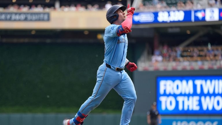 Blue Jays remontan nuevamente contra Twins