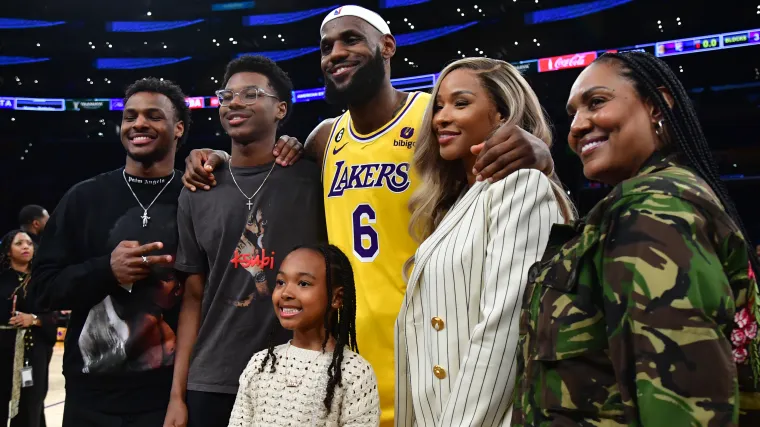 LeBron James habla de sus hijos tras mala temporada con Lakers